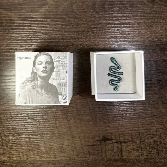 *SOLD* Taylor Swift Reputation Green Snake Ring - Picture 3 of 4